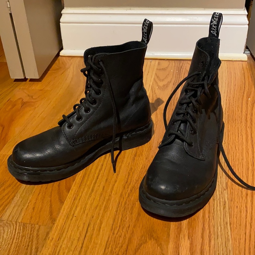 DR. MARTENS
Black Nubuck 1460 Pascal Boots